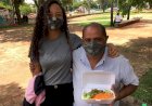 Em Goiás: Pai faz marmita e almoça com filha em praça para não correrem risco de atrasar em 2º dia de prova do Enem
