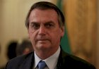 Bolsonaro concede medalha de mérito científico a si mesmo