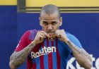 Daniel Alves é apresentado no Barça e diz que jogaria até de graça no clube