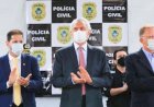 Caiado assina lei que garante aposentadoria especial a policiais civis