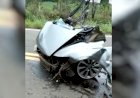 Carro se parte ao meio após bater contra árvore na GO-154, em Itapaci