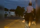 Vídeo: jovem usa capacete enquanto anda a cavalo em Jaraguá, Goiás