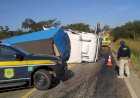 Caminhão tomba e deixa BR-153 totalmente interditada em Nova Glória