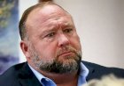 Alex Jones, radialista que propagou fake news sobre massacre em escola, é condenado a pagar mais de R$ 250 milhões