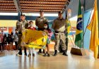 Crianças da Escola Municipal Pequeno Príncipe em Ceres fazem homenagem ao Dia do Soldado