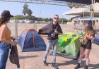 Fãs de Guns N’ Roses acampam na porta do Estádio Serra Dourada um dia antes do show para conseguir ver ídolos de perto