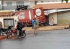 Em Goiás: Caminhão perde o freio, derruba poste e invade casa