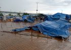 Chuva com granizo derruba barracas da Feira Hippie e tapume de obra de shopping
