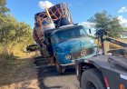 Caminhão em risco de tombamento é apreendido em Porangatu
