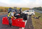 Carro capota e espalha 370 kg de maconha em rodovia de São Paulo