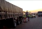 Caminhoneiros tentavam sinalizar via quando camionete bateu em carreta na BR-050, em Catalão