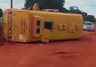 Ônibus com crianças tomba em Mozarlândia após meses de reclamação dos pais