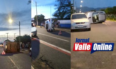 Em Ceres: Carro perde o controle, bate e capota na Av. Brasil
