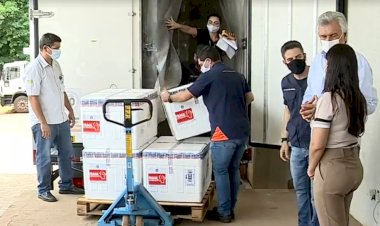 Doses da vacina AstraZeneca começam a ser aplicadas em trabalhadores da saúde em Goiás, diz governo