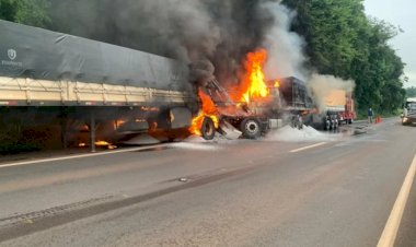 Filho morre carbonizado após colidir na traseira do caminhão do pai