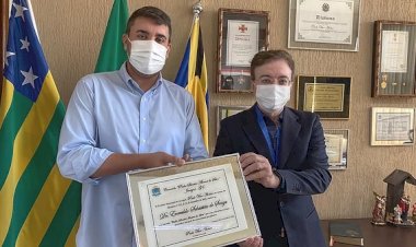 Promotor Everaldo Sebastião recebe a Comenda Padre Silvestre na despedida de Jaraguá