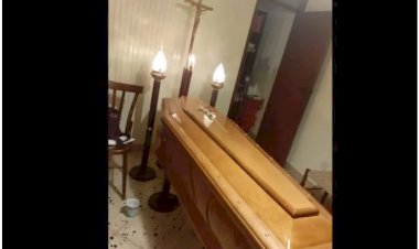 Mulher mantém corpo da mãe na sala de estar por quase duas semanas por falta de vaga em cemitério