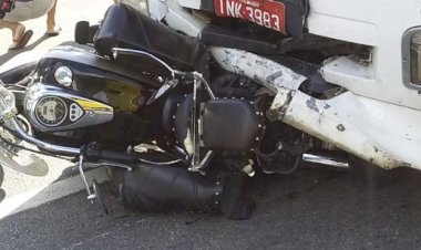 VÍDEO – Caminhoneiro bate em moto e carrega motociclista por 32 quilômetros pela BR-101
