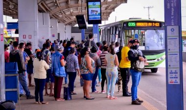 Apesar de lockdown, usuários encontram ônibus lotados nesta segunda em Goiânia
