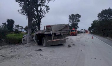 Em Goiás: Acidente entre ônibus e carreta interdita parte da BR-153