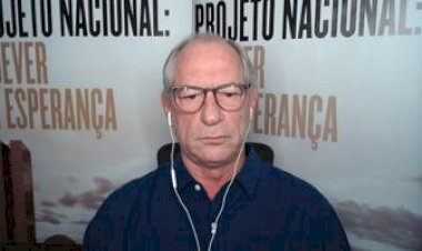 Barroso envia à PGR queixa-crime de Ciro Gomes contra Bolsonaro
