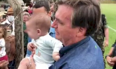 Em Goiás: Sem máscara, Bolsonaro causa aglomeração de apoiadores e pega bebê no colo