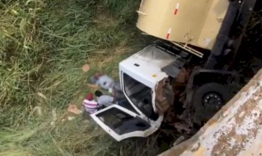 Em Goiás: Populares socorrem caminhoneiro que caiu de ponte na BR-153