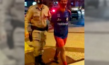 PMs de GO prendem professor que se recusou a retirar adesivo ‘Bolsonaro genocida’ de carro