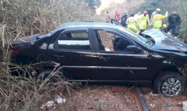 Em Goiás: Homem fica ferido após carro capotar e cair em linha de trem