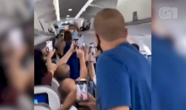 Bolsonaro entra em avião para cumprimentar passageiros, é xingado e diz que quem o hostilizou devia andar de jegue