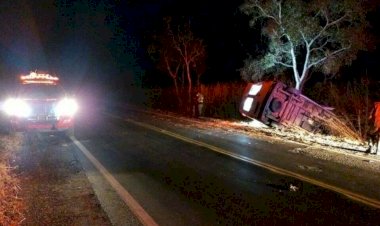 Em Goiás: Ambulância com paciente e médica capota na GO-330