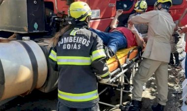 Bombeiros de Jaraguá socorrem vítima de acidente entre dois veículos na GO-080