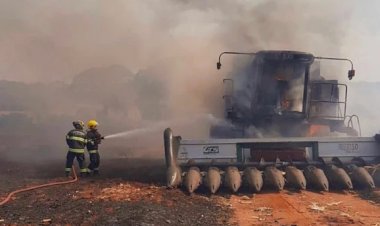Bombeiros controlam fogo em colheitadeira em São Francisco às margens da BR-153