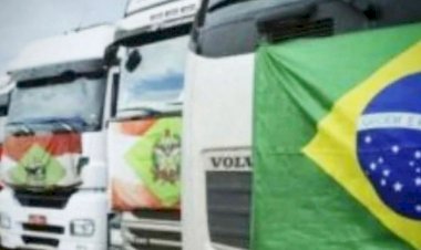 Caminhões bloqueiam a Esplanada e pressionam por invasão ao acesso do STF