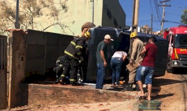 Em Goiás: Motorista fica ferido após capotamento, xinga médicos e foge do hospital