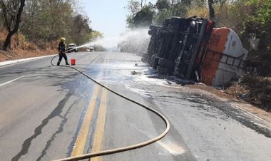 Risco de explosão: Caminhão carregado com álcool etílico tomba na BR-153 e Corpo de Bombeiros é acionado