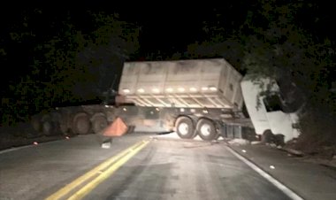 Motorista tomba carreta ao se desviar de animal na GO-080 próximo a Artulândia