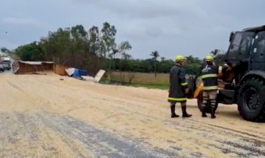 Carreta tomba em Rialma, deixa motorista morto e soja espalhada pela BR-153
