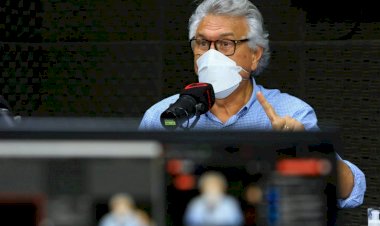 No Dia do Professor, Caiado anuncia valorização salarial para educadores