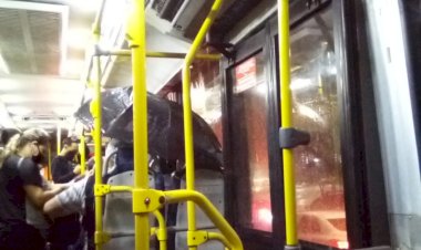 Passageiro abre guarda-chuva dentro do ônibus por causa de goteiras
