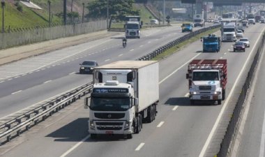 Escassez de caminhoneiros registra 100 mil vagas de emprego na Europa com pagamentos de até R$ 400 mil.
