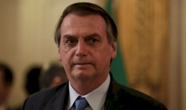 Bolsonaro concede medalha de mérito científico a si mesmo