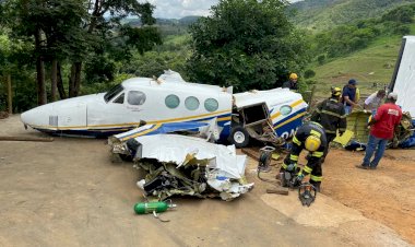 Puxado por guindaste, avião que caiu com Marília Mendonça será levado para o Rio de Janeiro