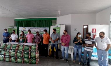 Prefeitura de Ceres entrega cestas básicas para famílias de produtores rurais