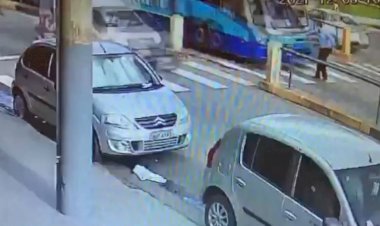 Vídeo mostra quando idoso é atropelado por ônibus em faixa de pedestres, em Goiás.