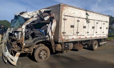 Caminhoneiro perde controle da direção e morre ao capotar veículo na BR-153, em Uruaçu
