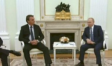 Depois de se submeter às regras sanitárias russas, Bolsonaro consegue a foto sentado perto de Putin
