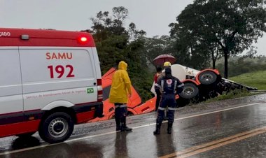 SAMU socorre a condutor de carreta após saída de pista na GO-080 em Jaraguá
