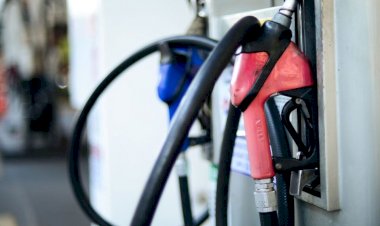 Gasolina cai 0,4% em fevereiro ante janeiro, mas sobe 33,28% em 1 ano
