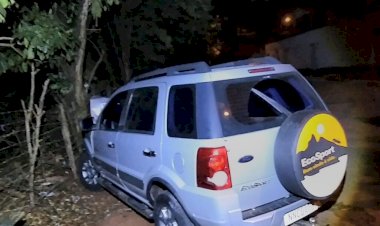 Em Goiás: Motorista fica em estado grave após bater contra poste